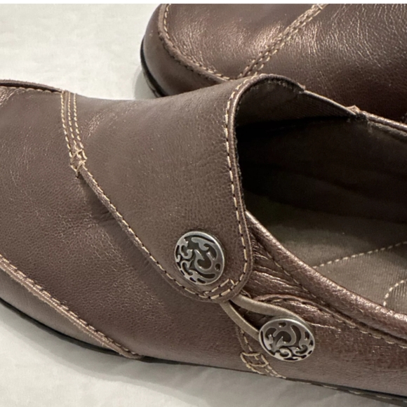 Clarks loafers.  Like New. Worn 1-2 times.  EUC. Copper/bronze color. Size 12W - Picture 5 of 6